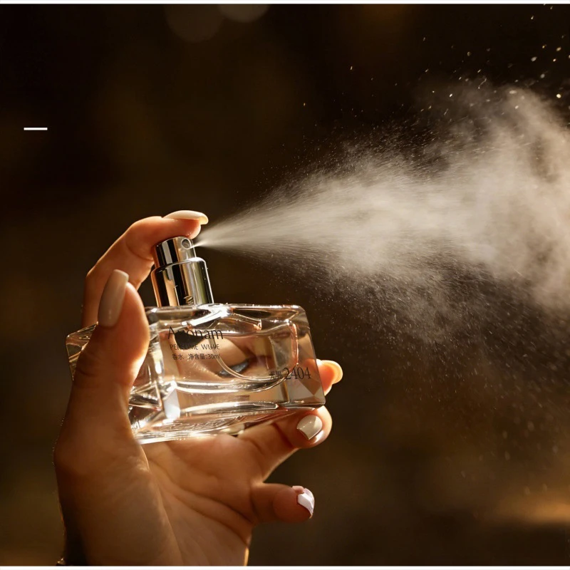 アウナム クラシック ラグジュアリー ウッディ パフューム  - Fragrance Perfume Note のレビューと価格